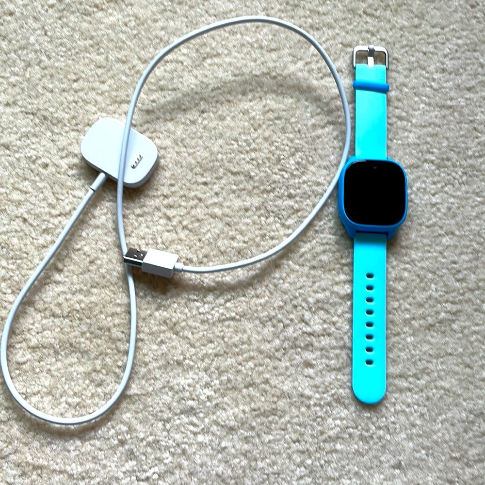 Used Gizmo 3 watch and charger w/o box